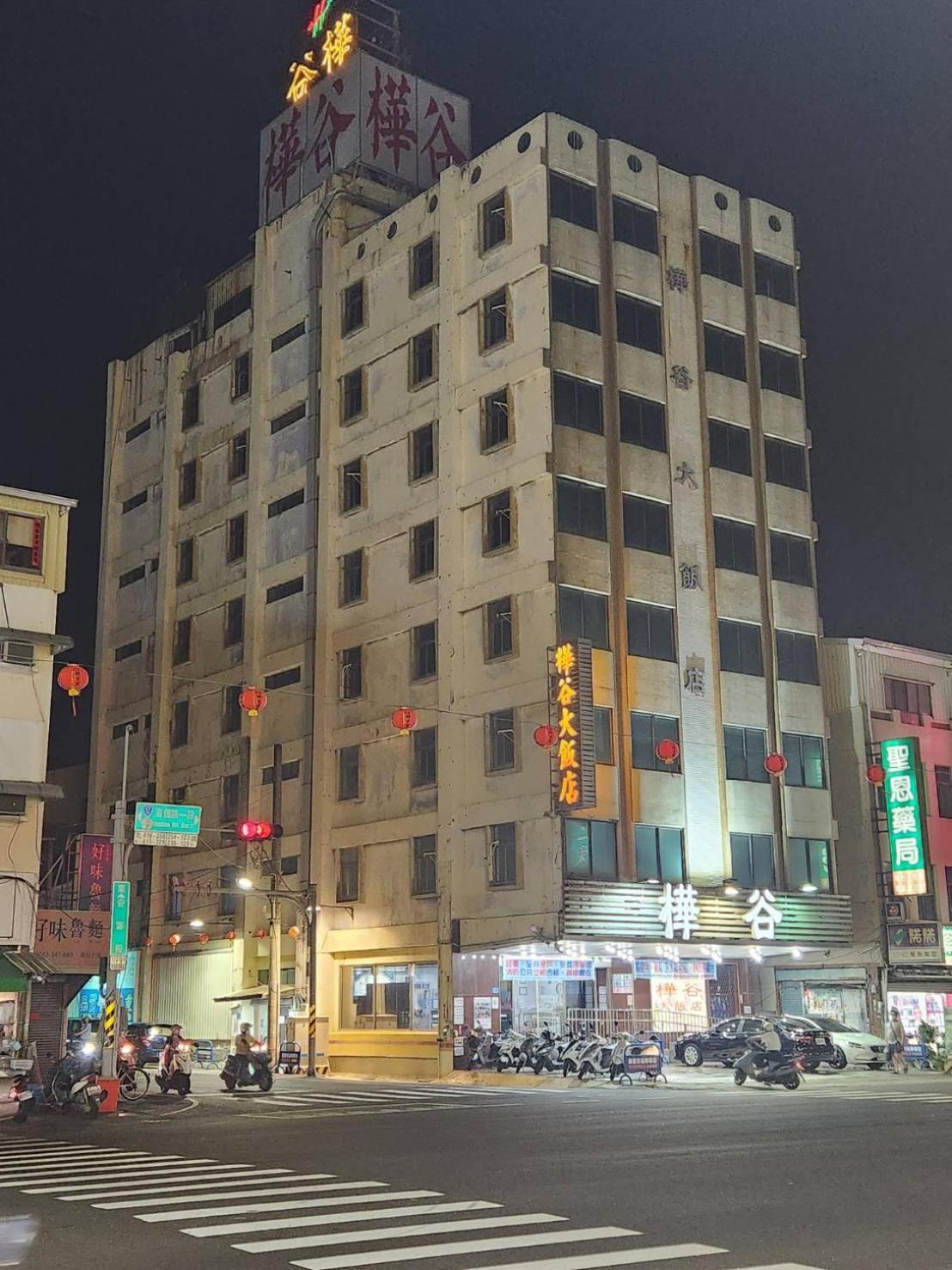 Hua Ku Hotel Tainan Buitenkant foto