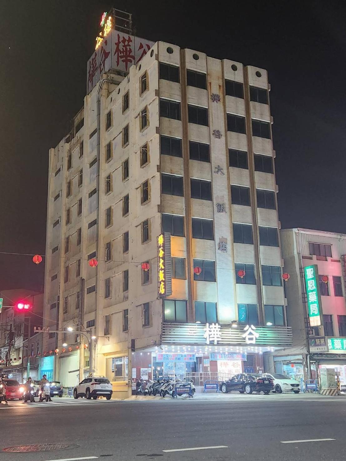 Hua Ku Hotel Tainan Buitenkant foto