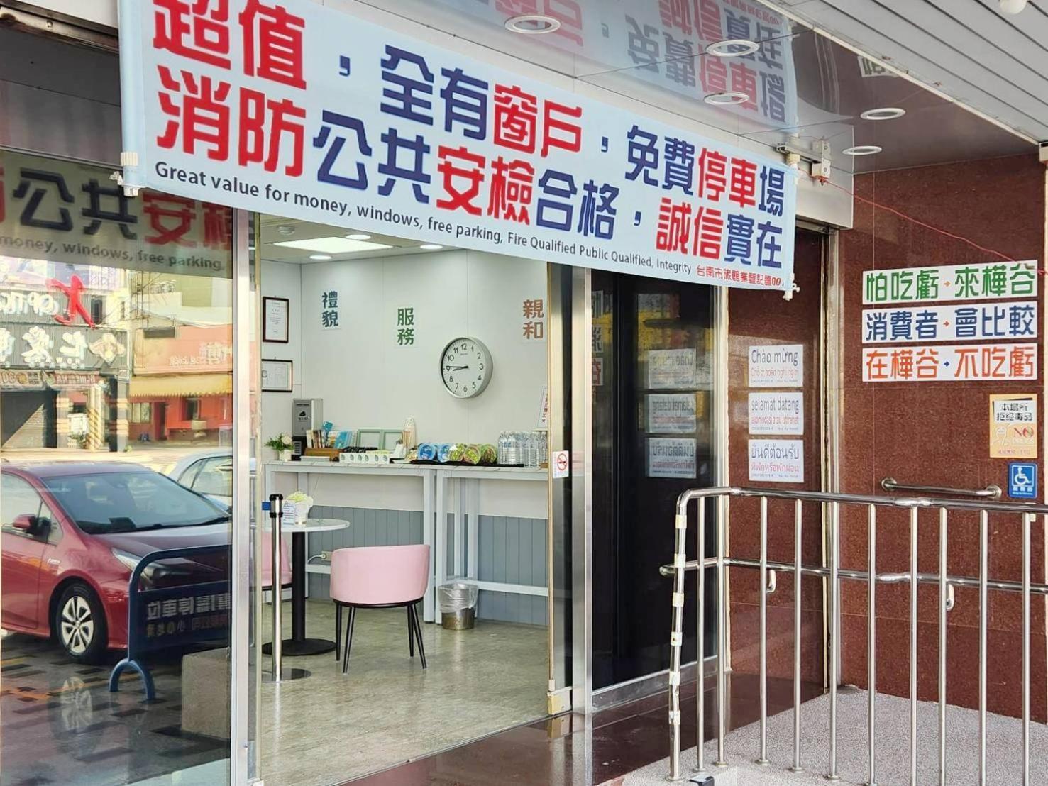 Hua Ku Hotel Tainan Buitenkant foto